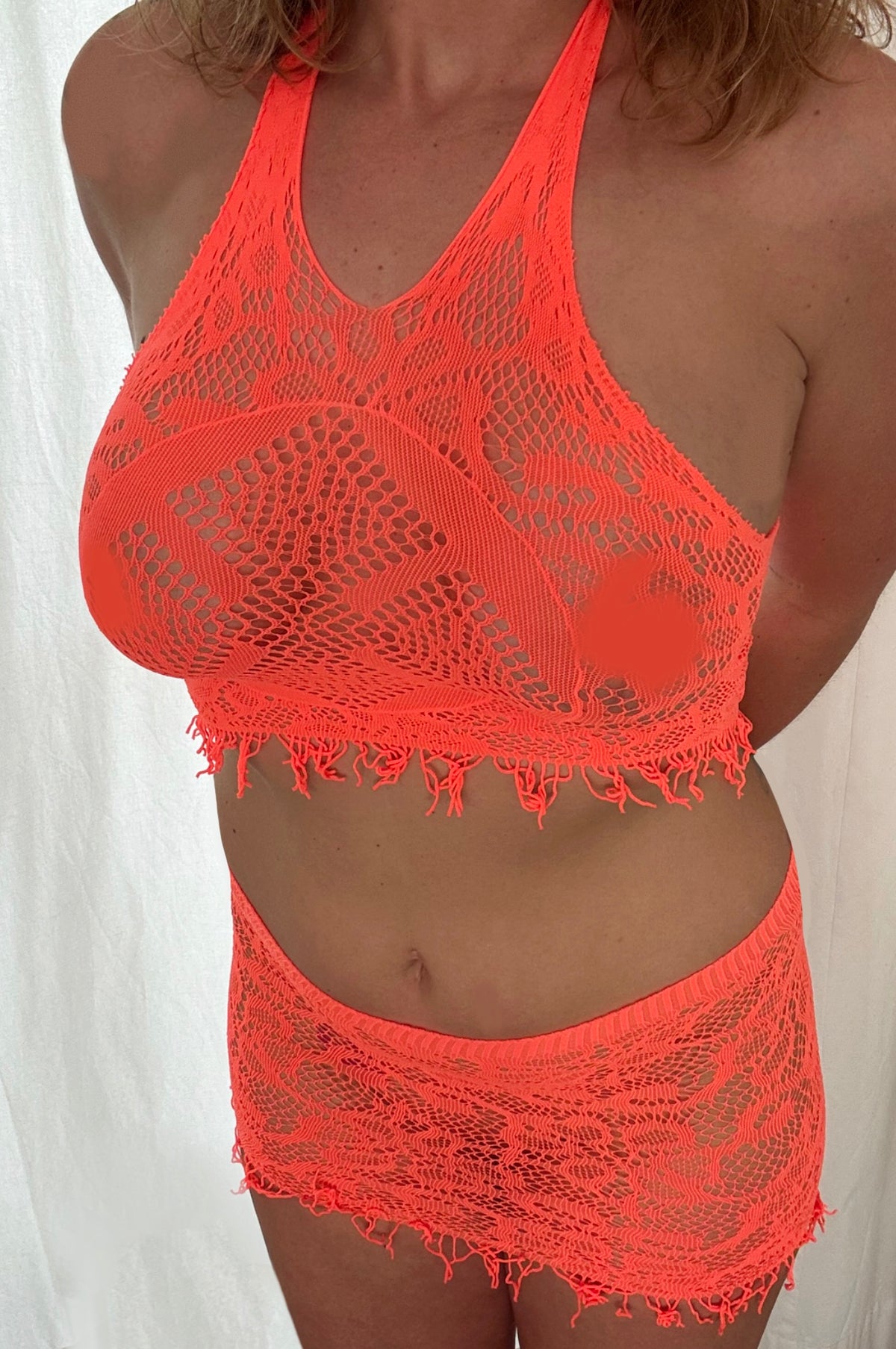 Haut et jupe en résille rose fluo